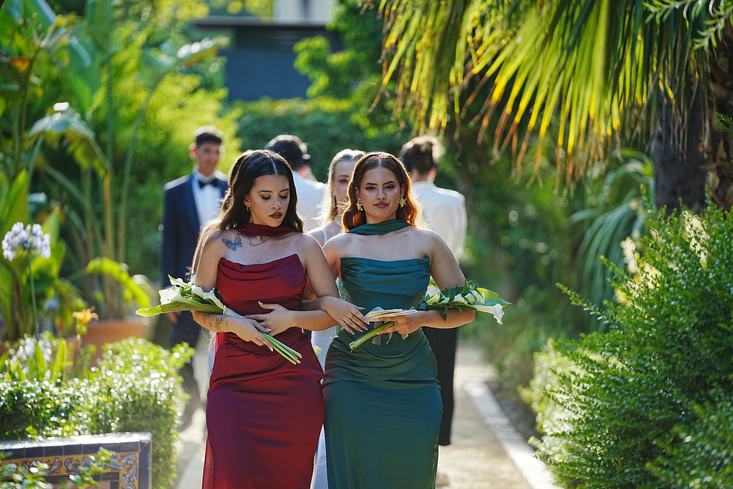 Invitadas llegando a una boda en los jardines del Hotel Alfonso XIII