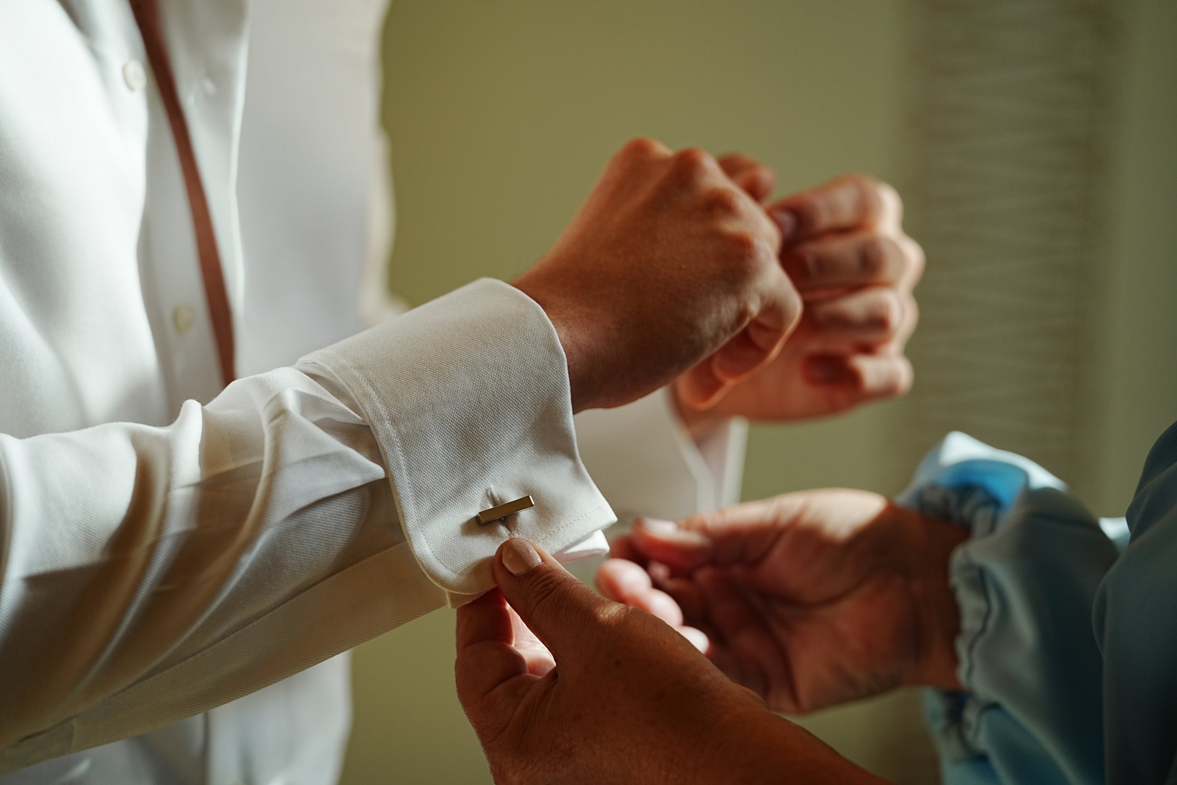 Preparativos del novio antes de una boda en Sevilla