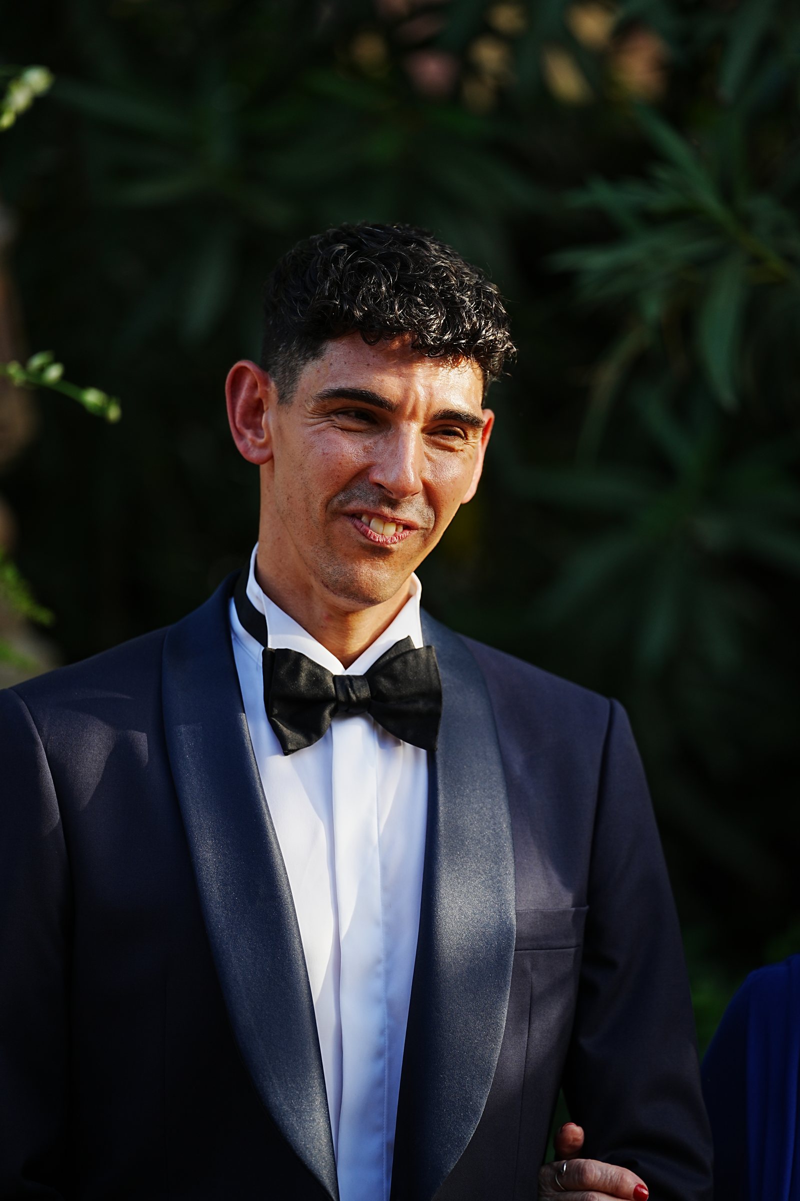 Retrato natural del novio durante su boda en Sevilla