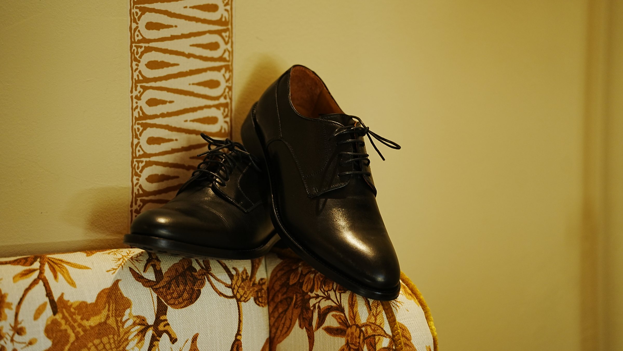 Zapatos del novio preparados para la boda